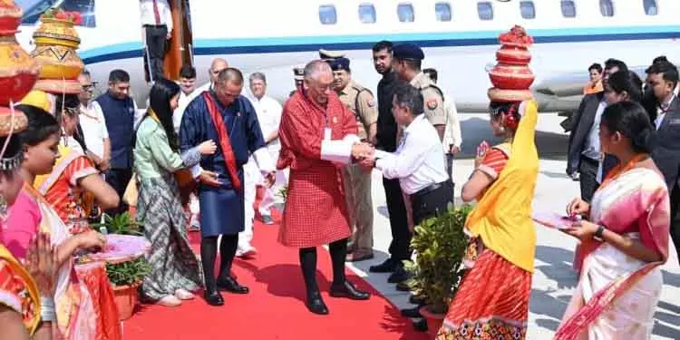 भूटान के प्रधानमंत्री शेरिंग तोबगे अयोध्या पहुंचे, राम मंदिर का दर्शन करेंगे भूटान के प्रधानमंत्री शेरिंग तोबगे अयोध्या पहुंचे, राम मंदिर का दर्शन करेंगे
