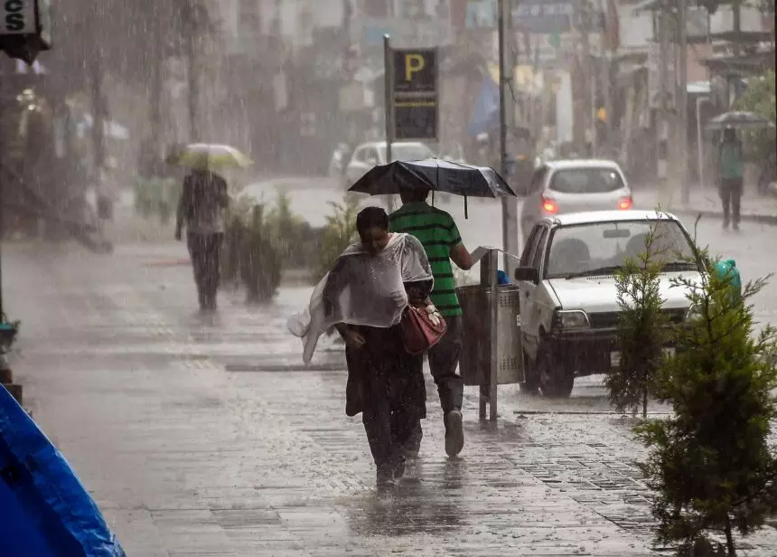 Srinagar: जम्मू-कश्मीर में बेमौसम बारिश, पढ़ाई पर असर Srinagar: जम्मू-कश्मीर में बेमौसम बारिश, पढ़ाई पर असर