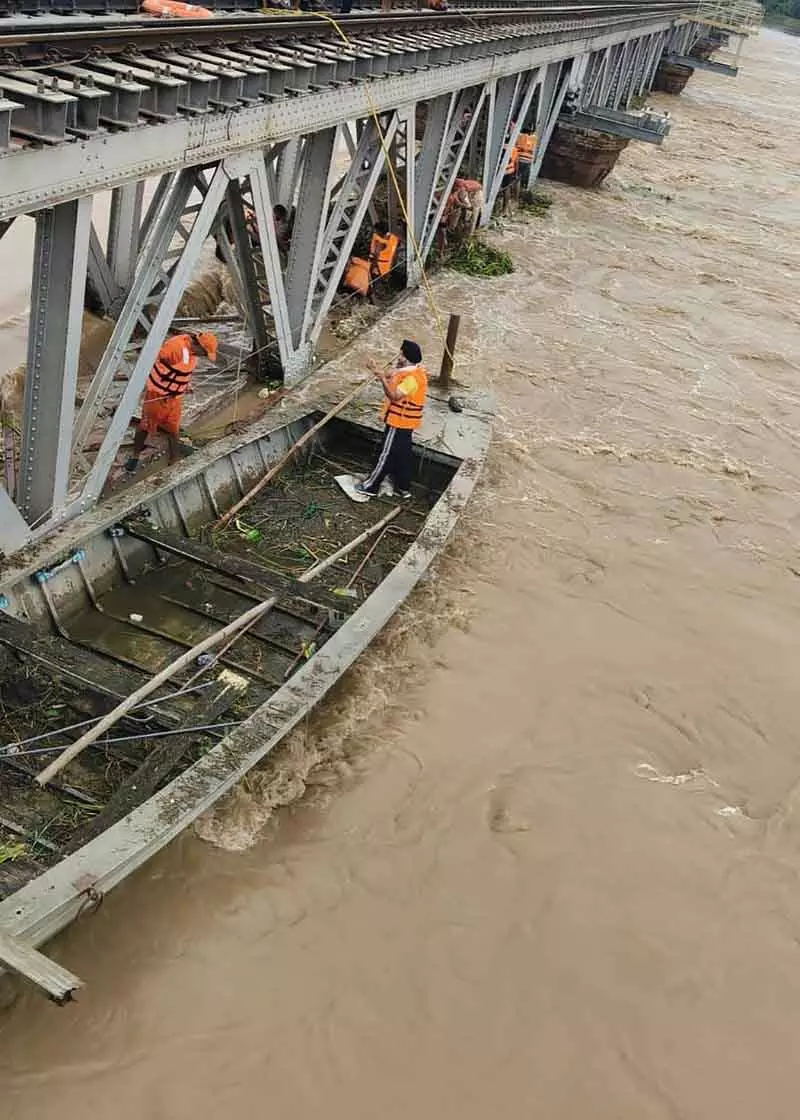 NDRF और गोताखोरों ने गिद्दड़पिंडी रेल पुल पर अवरोध दूर किया NDRF और गोताखोरों ने गिद्दड़पिंडी रेल पुल पर अवरोध दूर किया