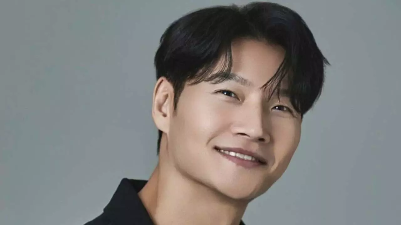 Kim Jong Kook ने सियोल में एक निजी समारोह में गैर-सेलिब्रिटी मंगेतर से शादी की Kim Jong Kook ने सियोल में एक निजी समारोह में गैर-सेलिब्रिटी मंगेतर से शादी की