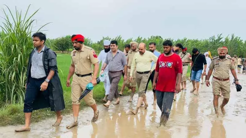 Sasrali में बाढ़ के खतरे के बीच 200 से अधिक पुलिसकर्मी तैनात Sasrali में बाढ़ के खतरे के बीच 200 से अधिक पुलिसकर्मी तैनात