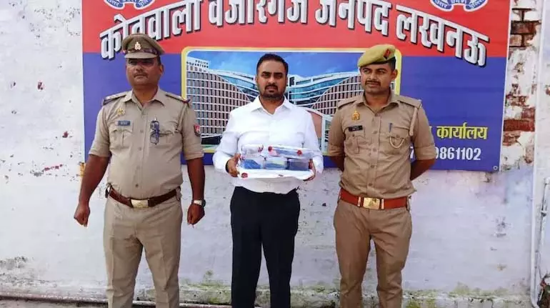 लखनऊ में IAS अधिकारी बनकर ठगी करने वाला इंजीनियरिंग स्नातक गिरफ्तार लखनऊ में IAS अधिकारी बनकर ठगी करने वाला इंजीनियरिंग स्नातक गिरफ्तार