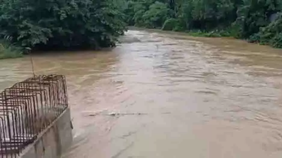 Odisha: बाढ़ की स्थिति सुधरी, जलाका नदी खतरा बनी हुई है Odisha: बाढ़ की स्थिति सुधरी, जलाका नदी खतरा बनी हुई है