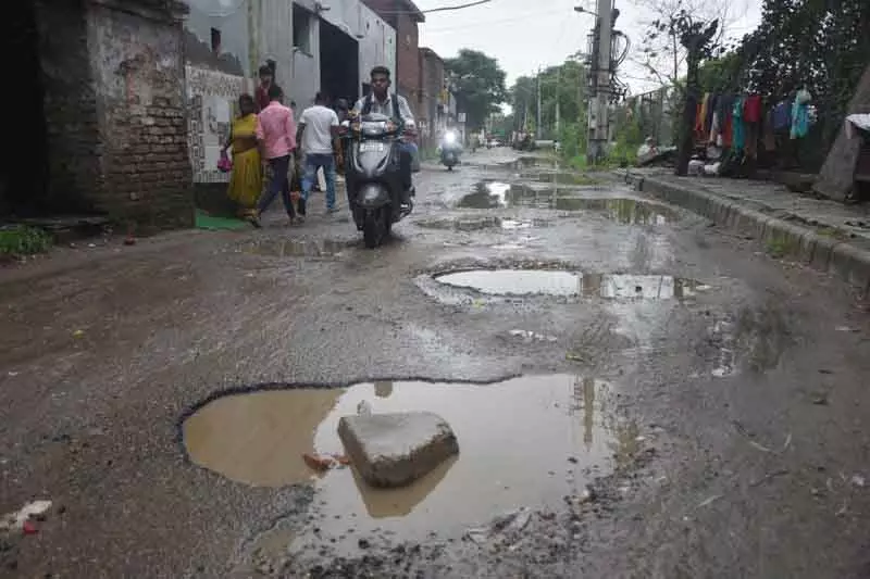 भारी बारिश से Ludhiana में सड़कों की हालत खस्ता भारी बारिश से Ludhiana में सड़कों की हालत खस्ता