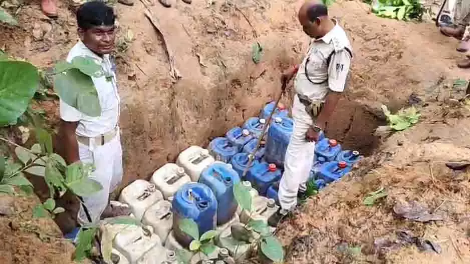 Odisha: कटक में जंगल से लगभग 2,000 लीटर अवैध देशी शराब जब्त की गई Odisha: कटक में जंगल से लगभग 2,000 लीटर अवैध देशी शराब जब्त की गई