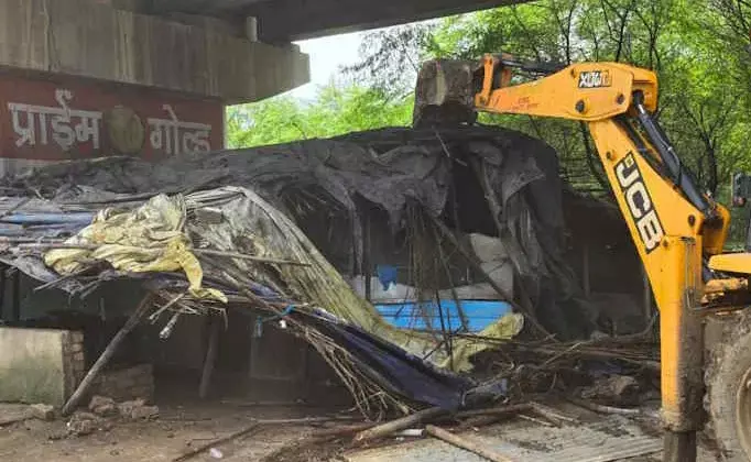 गांजा-शराब बिकने वाले अड्डे पर चला बुलडोजर गांजा-शराब बिकने वाले अड्डे पर चला बुलडोजर