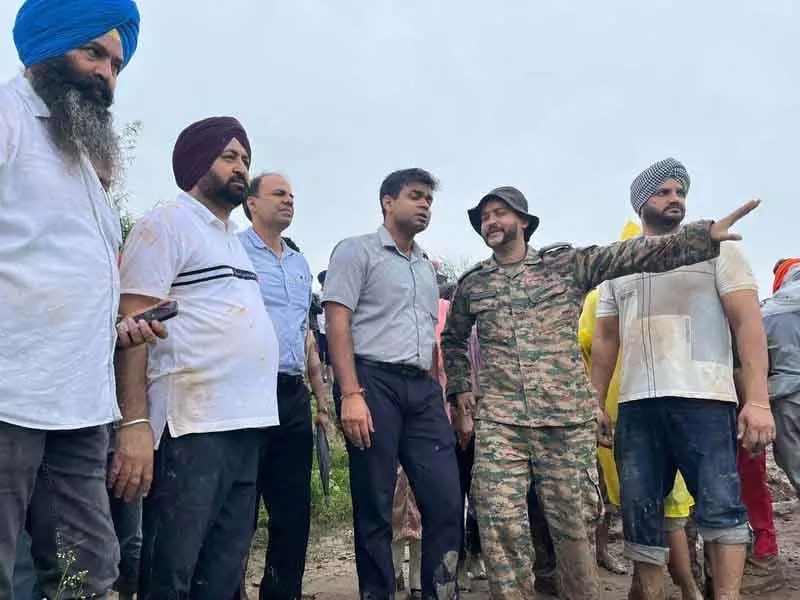 Ludhiana: सासराली कॉलोनी गांव बाढ़ के खतरे में Ludhiana: सासराली कॉलोनी गांव बाढ़ के खतरे में