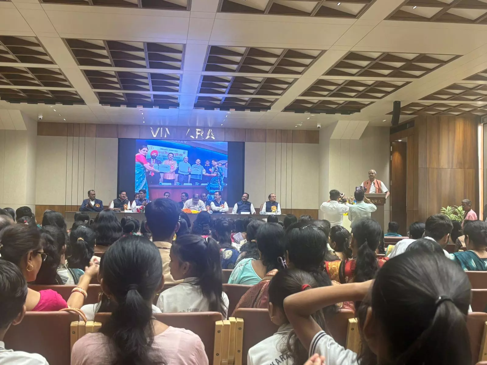 शिक्षक सम्मान समारोह में शामिल हुए MP बृजमोहन अग्रवाल शिक्षक सम्मान समारोह में शामिल हुए MP बृजमोहन अग्रवाल