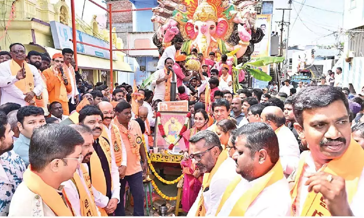 Andhra: कुरनूल में गणेश प्रतिमा विसर्जन शांतिपूर्ण ढंग से संपन्न Andhra: कुरनूल में गणेश प्रतिमा विसर्जन शांतिपूर्ण ढंग से संपन्न