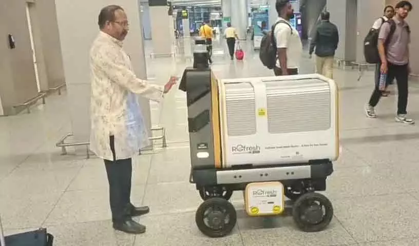 Hyderabad हवाई अड्डे पर यात्रियों को भोजन पहुंचाने के लिए रोबोट का परीक्षण Hyderabad हवाई अड्डे पर यात्रियों को भोजन पहुंचाने के लिए रोबोट का परीक्षण