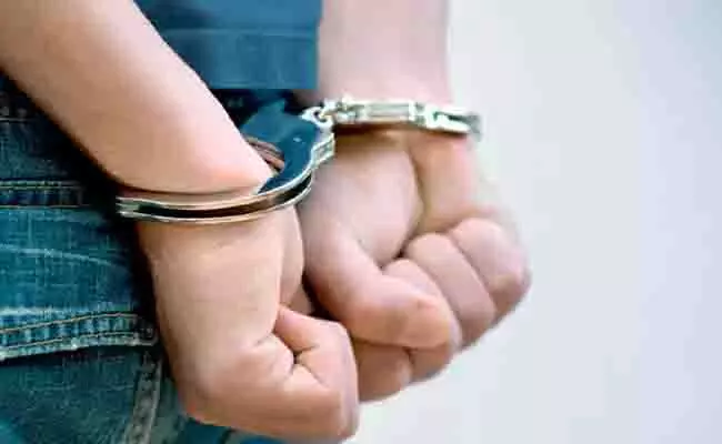 Delhi: जासूसी कैमरे से रिकॉर्ड की गई महिलाओं की वीडियो, पायलट गिरफ्तार Delhi: जासूसी कैमरे से रिकॉर्ड की गई महिलाओं की वीडियो, पायलट गिरफ्तार