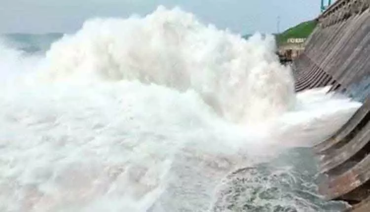 Hirakud Dam के अतिरिक्त पानी को निकालने के लिए चार और द्वार खोले गए Hirakud Dam के अतिरिक्त पानी को निकालने के लिए चार और द्वार खोले गए