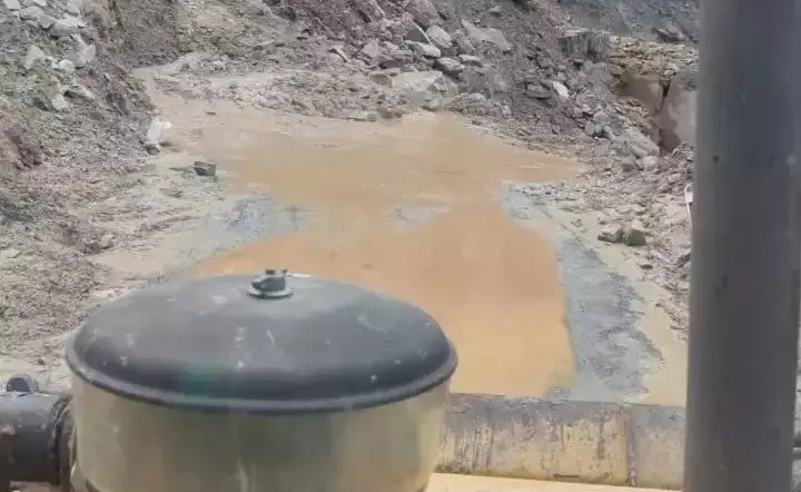 Uttarkashi: गंगोत्री हाईवे पर भटवाड़ी चडेथी में सड़क क्षतिग्रस्त Uttarkashi: गंगोत्री हाईवे पर भटवाड़ी चडेथी में सड़क क्षतिग्रस्त