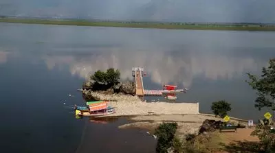 Srinagar: वुलर झील में जलस्तर बढ़ने के कारण 11 परिवारों का स्थानांतरण Srinagar: वुलर झील में जलस्तर बढ़ने के कारण 11 परिवारों का स्थानांतरण