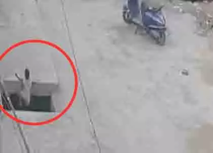 Assam: बच्चे की मौत के बाद निर्माण कंपनी पर कार्रवाई, अधिकारी गिरफ्तार Assam: बच्चे की मौत के बाद निर्माण कंपनी पर कार्रवाई, अधिकारी गिरफ्तार