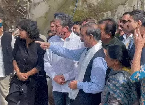 Kullu: कुल्लू दौरे पर मुख्यमंत्री सुक्खू ने प्रभावित परिवारों से मुलाकात की Kullu: कुल्लू दौरे पर मुख्यमंत्री सुक्खू ने प्रभावित परिवारों से मुलाकात की