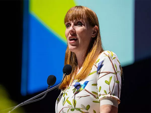 ब्रिटेन की उप प्रधानमंत्री Angela Rayner ने कर विवाद के चलते दिया इस्तीफा ब्रिटेन की उप प्रधानमंत्री Angela Rayner ने कर विवाद के चलते दिया इस्तीफा