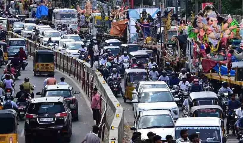 चंद्रग्रहण से पहले Hussain Sagar में गणेश प्रतिमाओं की कतार चंद्रग्रहण से पहले Hussain Sagar में गणेश प्रतिमाओं की कतार