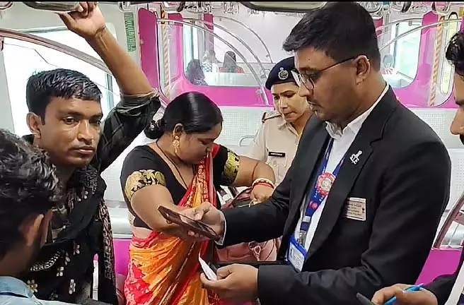 बाहरी राज्य के टिकट के साथ एसी लोकल ट्रेन में चढ़ने पर यात्री पर जुर्माना बाहरी राज्य के टिकट के साथ एसी लोकल ट्रेन में चढ़ने पर यात्री पर जुर्माना