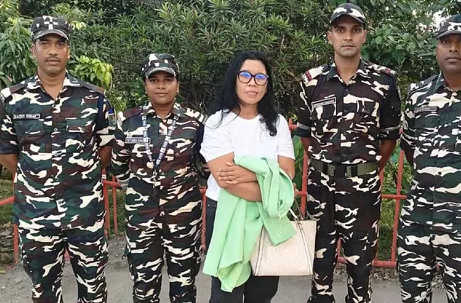 Siliguri में जवानों द्वारा दस्तावेजों की जांच के बाद संदिग्ध महिला का राज खुला Siliguri में जवानों द्वारा दस्तावेजों की जांच के बाद संदिग्ध महिला का राज खुला