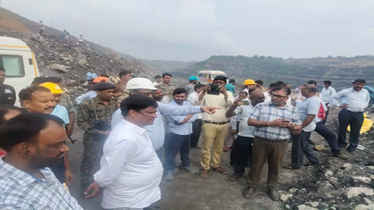 भू-धंसान के दो बड़े हादसे, छह मजदूरों की मौत की आशंका भू-धंसान के दो बड़े हादसे, छह मजदूरों की मौत की आशंका