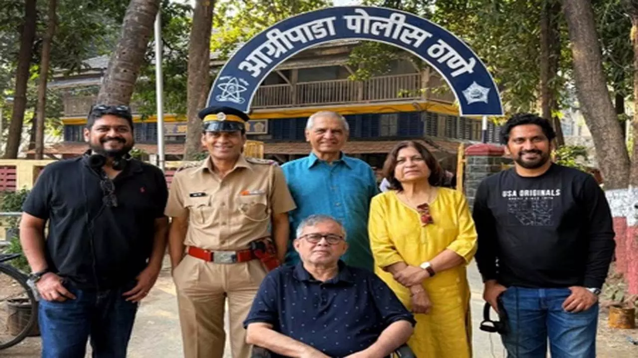 इंस्पेक्टर मधुकर जेंडे से मिले पर्दे के हीरो मनोज बाजपेयी इंस्पेक्टर मधुकर जेंडे से मिले पर्दे के हीरो मनोज बाजपेयी