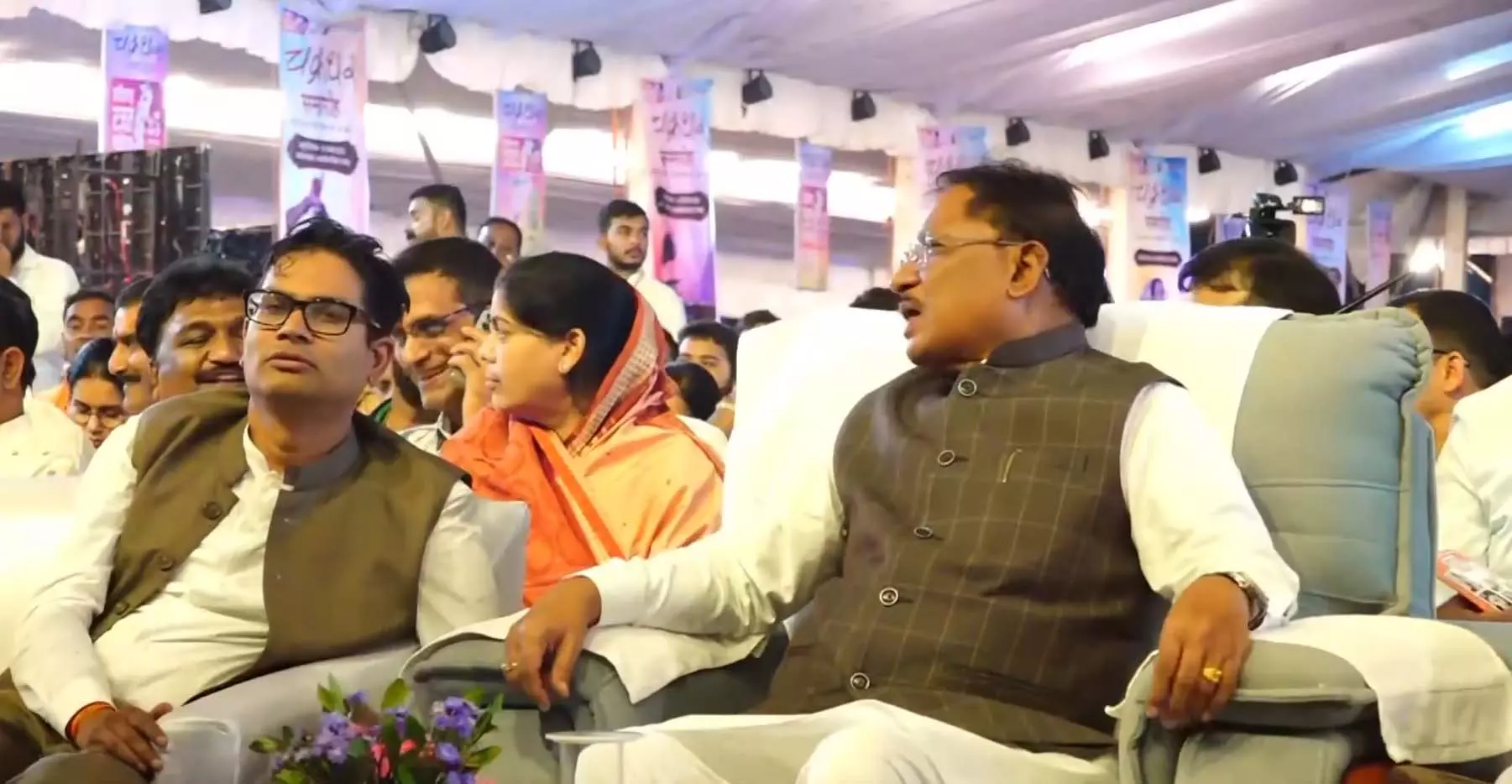 चक्रधर महोत्सव समापन समारोह में शामिल हुए CM साय चक्रधर महोत्सव समापन समारोह में शामिल हुए CM साय