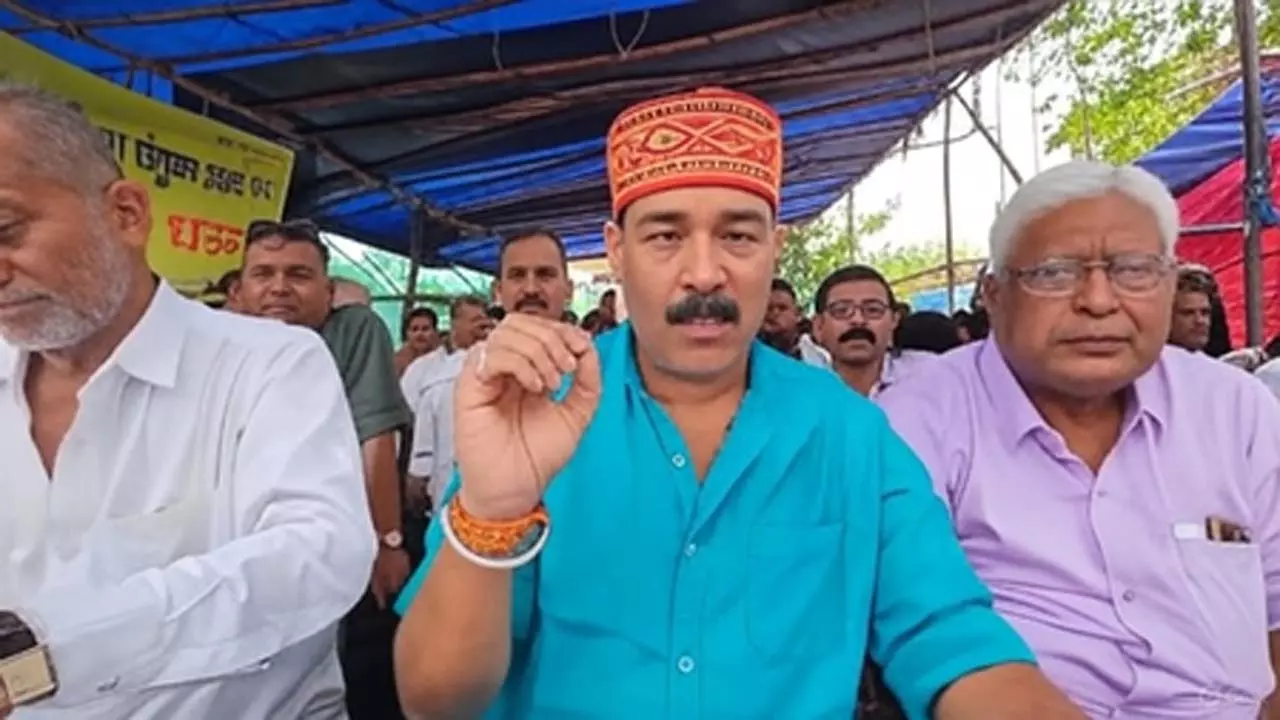 शिक्षक धरने पर, 75% अनुदान वृद्धि और राज्यकर्मी दर्जा की मांग शिक्षक धरने पर, 75% अनुदान वृद्धि और राज्यकर्मी दर्जा की मांग