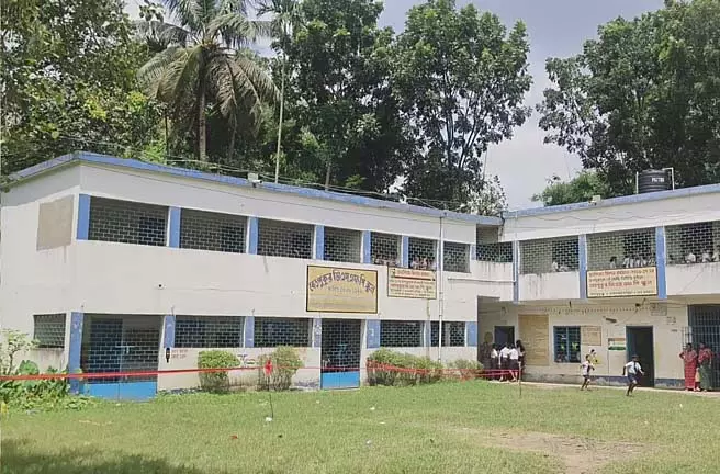 लालफीताशाही से घिरा स्कूल, शिक्षक और छात्र परेशान लालफीताशाही से घिरा स्कूल, शिक्षक और छात्र परेशान