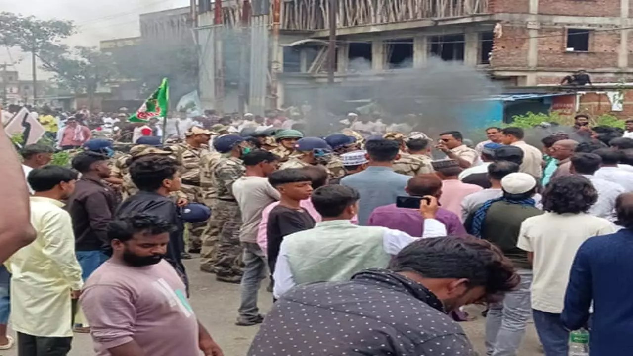 धार्मिक झंडा फेंकने से तनाव, स्थानीय लोग भड़के धार्मिक झंडा फेंकने से तनाव, स्थानीय लोग भड़के