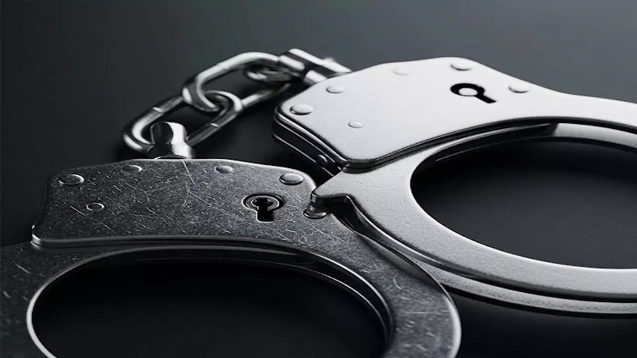 सोना-चांदी हत्याकांड का खुलासा, दो अपराधी गिरफ्तार सोना-चांदी हत्याकांड का खुलासा, दो अपराधी गिरफ्तार