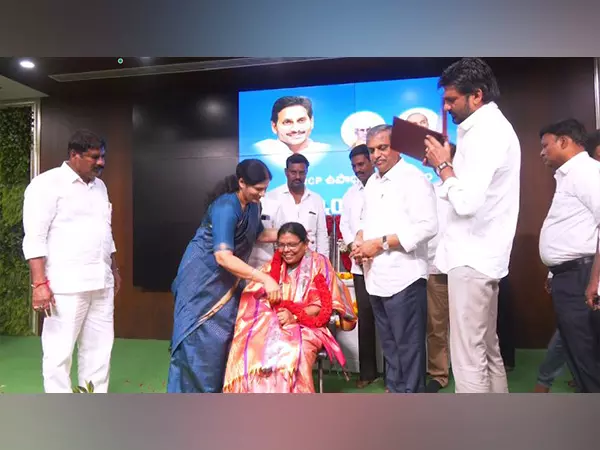 YSRCP ने मनाया डॉ. सर्वपल्ली राधाकृष्णन को श्रद्धांजलि देकर शिक्षक दिवस YSRCP ने मनाया डॉ. सर्वपल्ली राधाकृष्णन को श्रद्धांजलि देकर शिक्षक दिवस