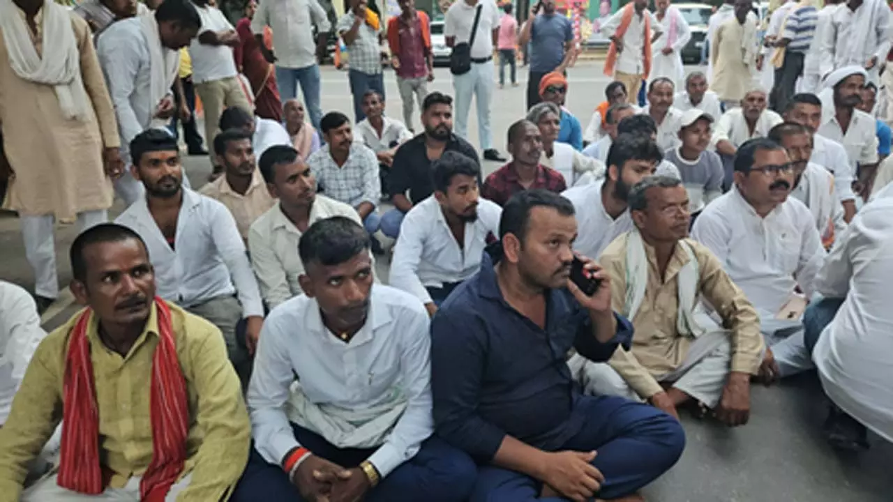 राबड़ी देवी के आवास पर टिकट मांगने पहुंचे राजद कार्यकर्ता राबड़ी देवी के आवास पर टिकट मांगने पहुंचे राजद कार्यकर्ता