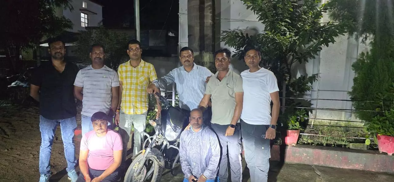 पुलिस की बड़ी सफलता: 98 हजार की उठाईगिरी के आरोपी 48 घंटे में गिरफ्तार पुलिस की बड़ी सफलता: 98 हजार की उठाईगिरी के आरोपी 48 घंटे में गिरफ्तार