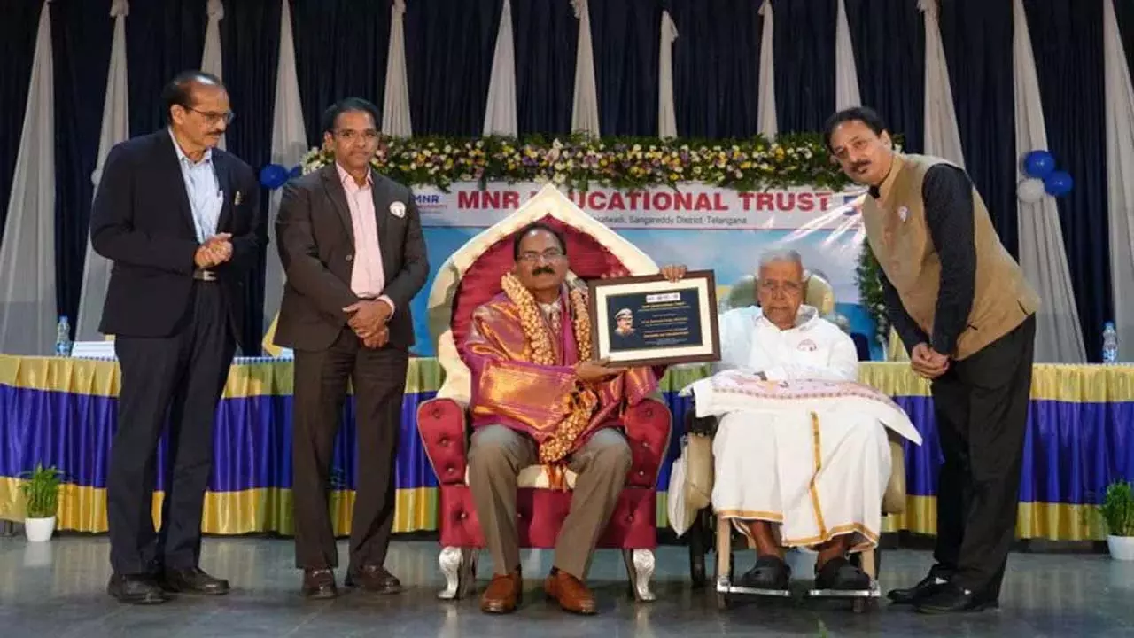एमएनआर यूनिवर्सिटी में शिक्षक दिवस पर 25 लाख के पुरस्कार, डॉ. सर्वपल्ली राधाकृष्णन को दी श्रद्धांजलि एमएनआर यूनिवर्सिटी में शिक्षक दिवस पर 25 लाख के पुरस्कार, डॉ. सर्वपल्ली राधाकृष्णन को दी श्रद्धांजलि