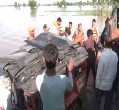 NDRF की टीमों ने बाढ़ प्रभावित फाजिल्का में राहत सामग्री पहुंचाई, 1500 ग्रामीणों को बचाया NDRF की टीमों ने बाढ़ प्रभावित फाजिल्का में राहत सामग्री पहुंचाई, 1500 ग्रामीणों को बचाया