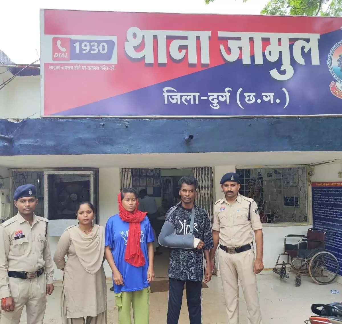 पुलिस की बड़ी सफलता, मां-बेटे गिरफ्तार, 5.50 लाख के चोरी के जेवरात बरामद पुलिस की बड़ी सफलता, मां-बेटे गिरफ्तार, 5.50 लाख के चोरी के जेवरात बरामद