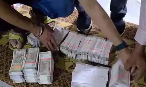 खेत में बंकर बनाकर छाप रहे थे नकली नोट, 40 लाख के जाली नोट के साथ मास्टरमाइंड अरेस्ट खेत में बंकर बनाकर छाप रहे थे नकली नोट, 40 लाख के जाली नोट के साथ मास्टरमाइंड अरेस्ट