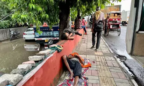 बाढ़ पीड़ितों के लिए यमुना बाजार में फुटपाथ बने नए आशियाने बाढ़ पीड़ितों के लिए यमुना बाजार में फुटपाथ बने नए आशियाने