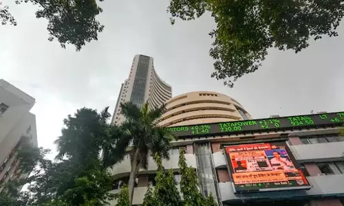 हरे निशान में खुला भारतीय शेयर बाजार, निफ्टी 24,700 स्तर से ऊपर कर रहा कारोबार