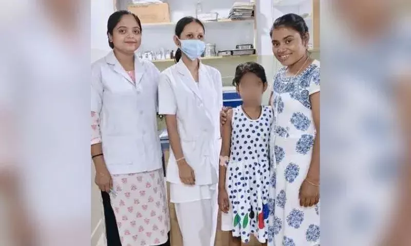 Assam में स्नेक डॉक्टर ने बचाई बच्ची की जान Assam में स्नेक डॉक्टर ने बचाई बच्ची की जान