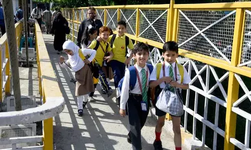 कश्मीर के सभी स्कूलों में सोमवार से कक्षाएं शुरू होंगी: स्कूल शिक्षा निदेशक कश्मीर के सभी स्कूलों में सोमवार से कक्षाएं शुरू होंगी: स्कूल शिक्षा निदेशक