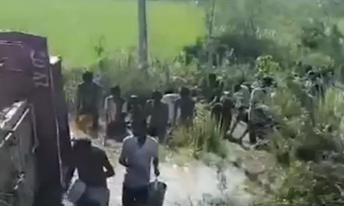 OMG! डीजल से भरा एक टैंकर पलटा, फिर जो हुआ...