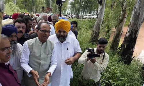 Ravi में अवैध रेत खनन से धुस्सी बांध कमजोर हुए, ग्रामीणों ने केंद्रीय मंत्री चौहान को बताया Ravi में अवैध रेत खनन से धुस्सी बांध कमजोर हुए, ग्रामीणों ने केंद्रीय मंत्री चौहान को बताया