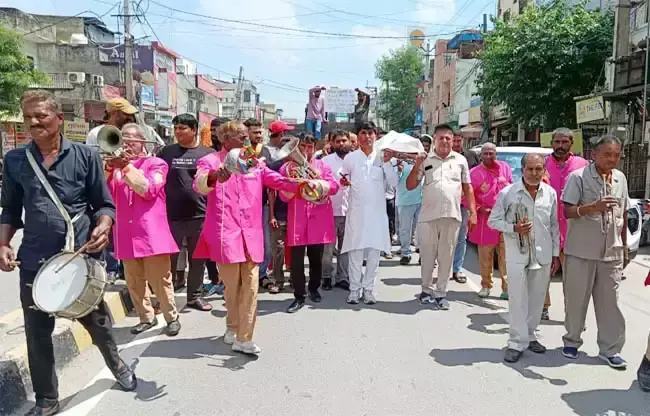 Sonipat: बैंड-बाजे संग सड़क पर उतरे प्रदर्शनकारी