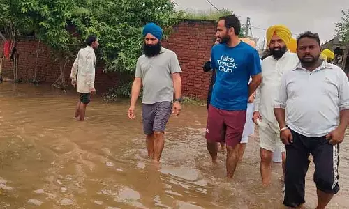 AAP सांसदों ने पंजाब भर में किया प्रदर्शन, संदीप पाठक ने राहत के लिए 5 करोड़ रुपये देने का वादा किया