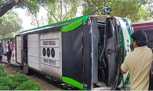 Chandigarh : बस साइकिल ट्रैक पर जा गिरी, बचाव कार्य जारी