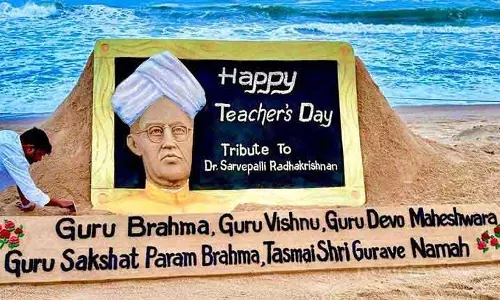 रेत कलाकार सुदर्शन पटनायक ने शिक्षक दिवस पर Dr Radhakrishnan को श्रद्धांजलि दी रेत कलाकार सुदर्शन पटनायक ने शिक्षक दिवस पर Dr Radhakrishnan को श्रद्धांजलि दी