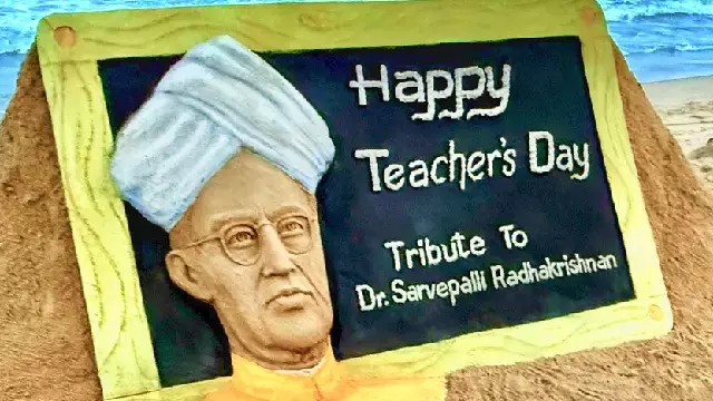 Teachers Day: रेत कलाकार सुदर्शन पटनायक ने डॉ. एस. राधाकृष्णन को दी श्रद्धांजलि Teachers Day: रेत कलाकार सुदर्शन पटनायक ने डॉ. एस. राधाकृष्णन को दी श्रद्धांजलि