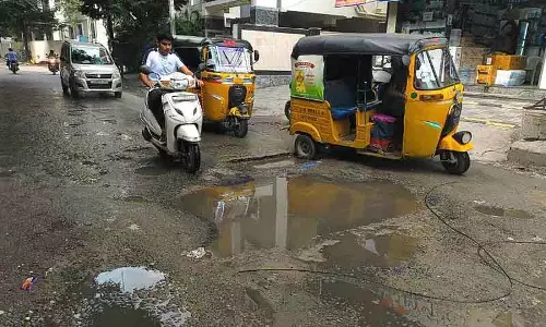 गणेश विसर्जन उत्सव से पहले GHMC ने सड़क और नालियों की मरम्मत में तेजी लाई गणेश विसर्जन उत्सव से पहले GHMC ने सड़क और नालियों की मरम्मत में तेजी लाई